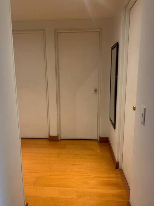 Apartamento en Rosales una habitación, dos baños, sala comedor y cocina. Vista maravillosa de la ciudad