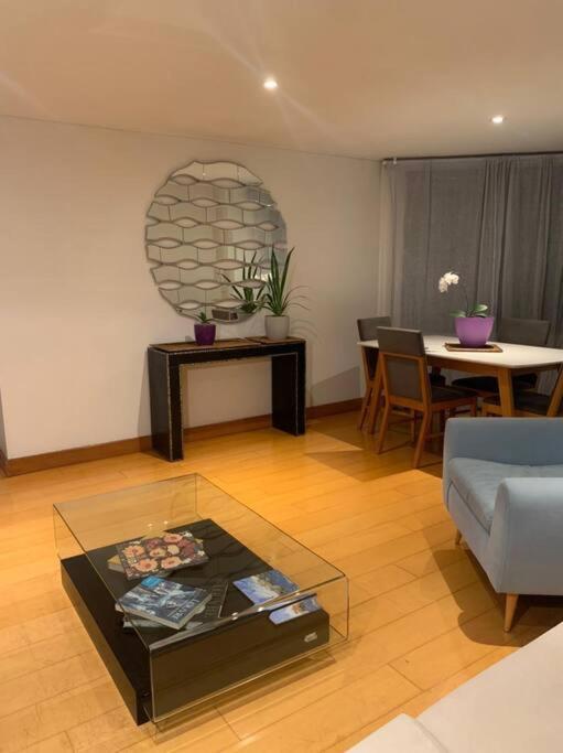 Apartamento en Rosales una habitación, dos baños, sala comedor y cocina. Vista maravillosa de la ciudad