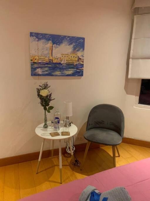 Apartamento en Rosales una habitación, dos baños, sala comedor y cocina. Vista maravillosa de la ciudad