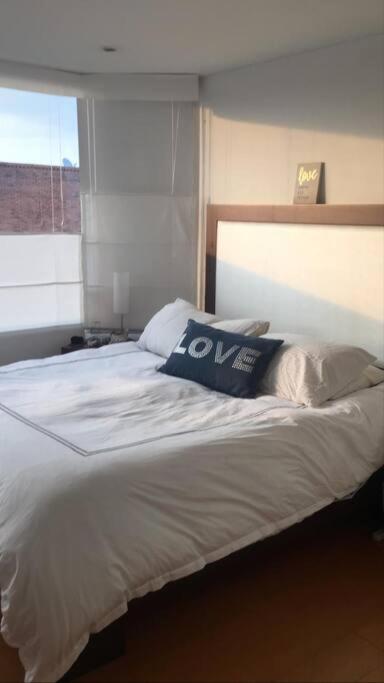 Apartamento en Rosales una habitación, dos baños, sala comedor y cocina. Vista maravillosa de la ciudad