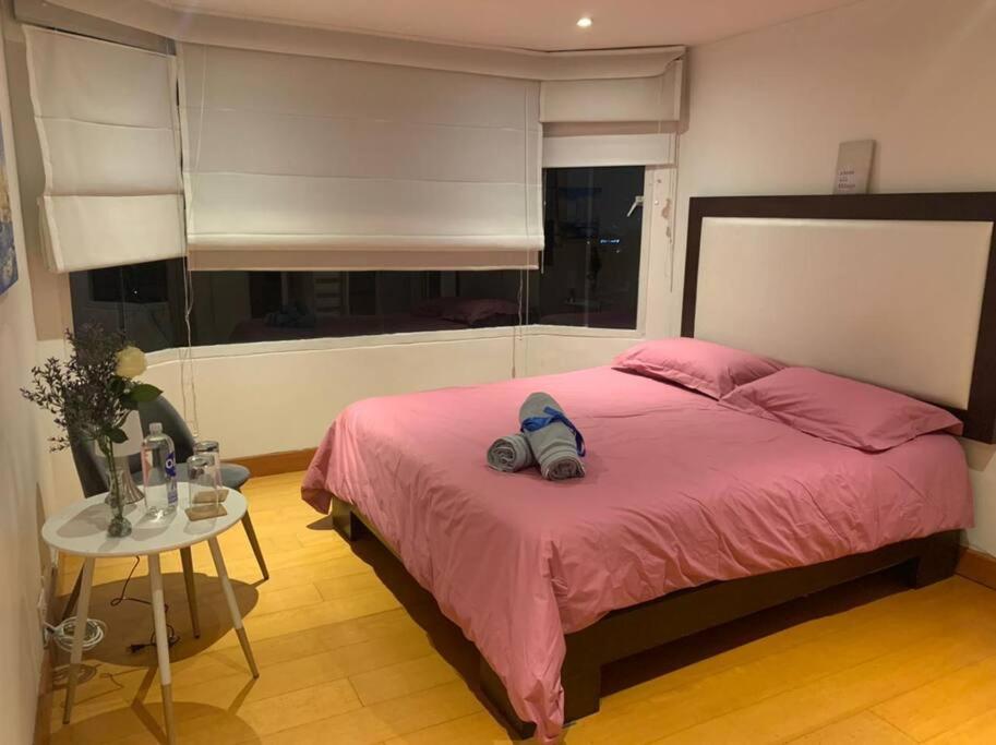 Apartamento en Rosales una habitación, dos baños, sala comedor y cocina. Vista maravillosa de la ciudad