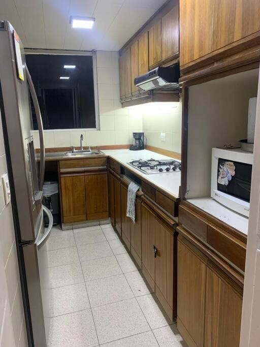 Apartamento en Rosales una habitación, dos baños, sala comedor y cocina. Vista maravillosa de la ciudad