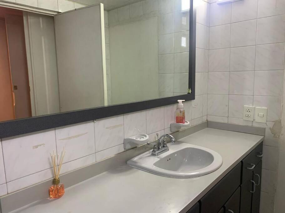 Apartamento en Rosales una habitación, dos baños, sala comedor y cocina. Vista maravillosa de la ciudad