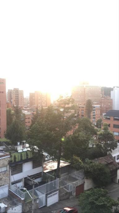 Apartamento en Rosales una habitación, dos baños, sala comedor y cocina. Vista maravillosa de la ciudad
