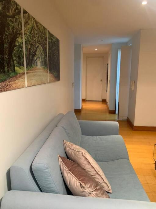 Apartamento en Rosales una habitación, dos baños, sala comedor y cocina. Vista maravillosa de la ciudad