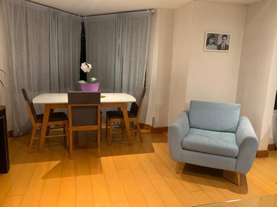Apartamento en Rosales una habitación, dos baños, sala comedor y cocina. Vista maravillosa de la ciudad