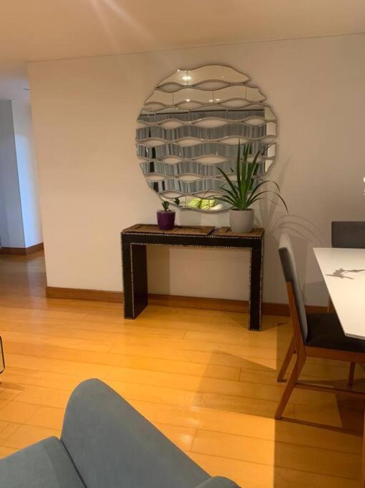 Apartamento en Rosales una habitación, dos baños, sala comedor y cocina. Vista maravillosa de la ciudad