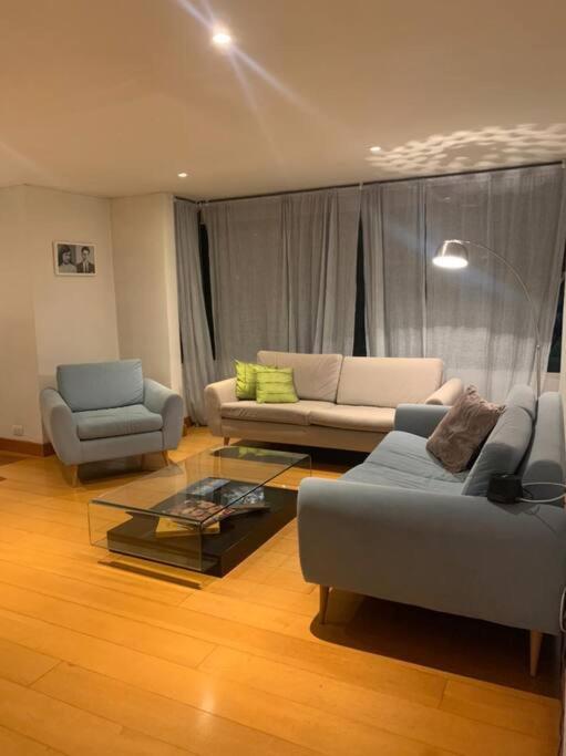 Apartamento en Rosales una habitación, dos baños, sala comedor y cocina. Vista maravillosa de la ciudad