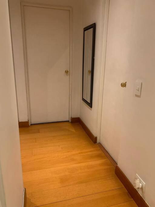Apartamento en Rosales una habitación, dos baños, sala comedor y cocina. Vista maravillosa de la ciudad