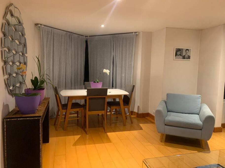 Apartamento en Rosales una habitación, dos baños, sala comedor y cocina. Vista maravillosa de la ciudad