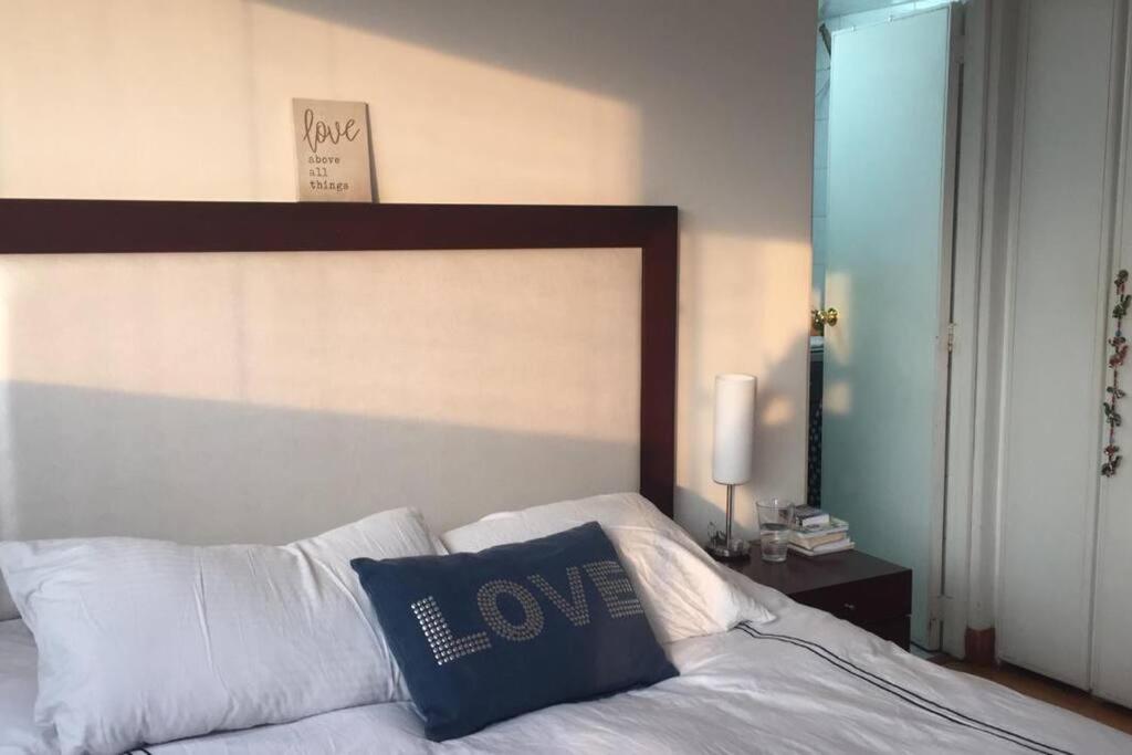 Apartamento en Rosales una habitación, dos baños, sala comedor y cocina. Vista maravillosa de la ciudad