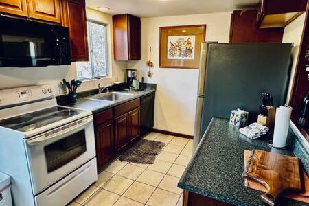 Red Door Cottage Fireplace bbq 12 mi to Yosemite view 5