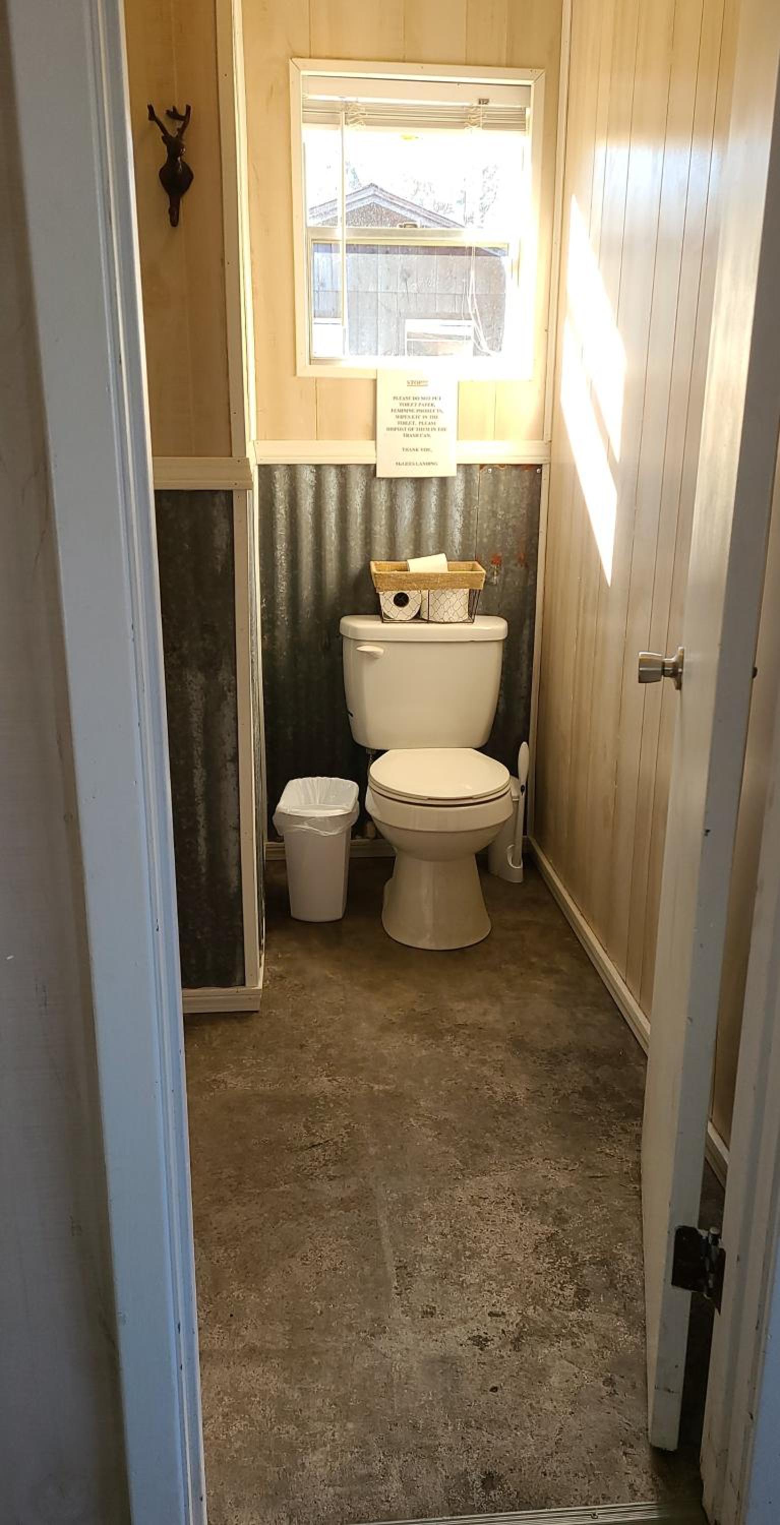 Leesville Vacations - McGee's Landing Lakefront Cabin 2 on Toledo Bend Lake - Property Image 2