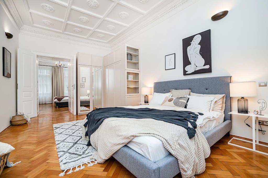 Luxurious two-bedroom in the Old Town