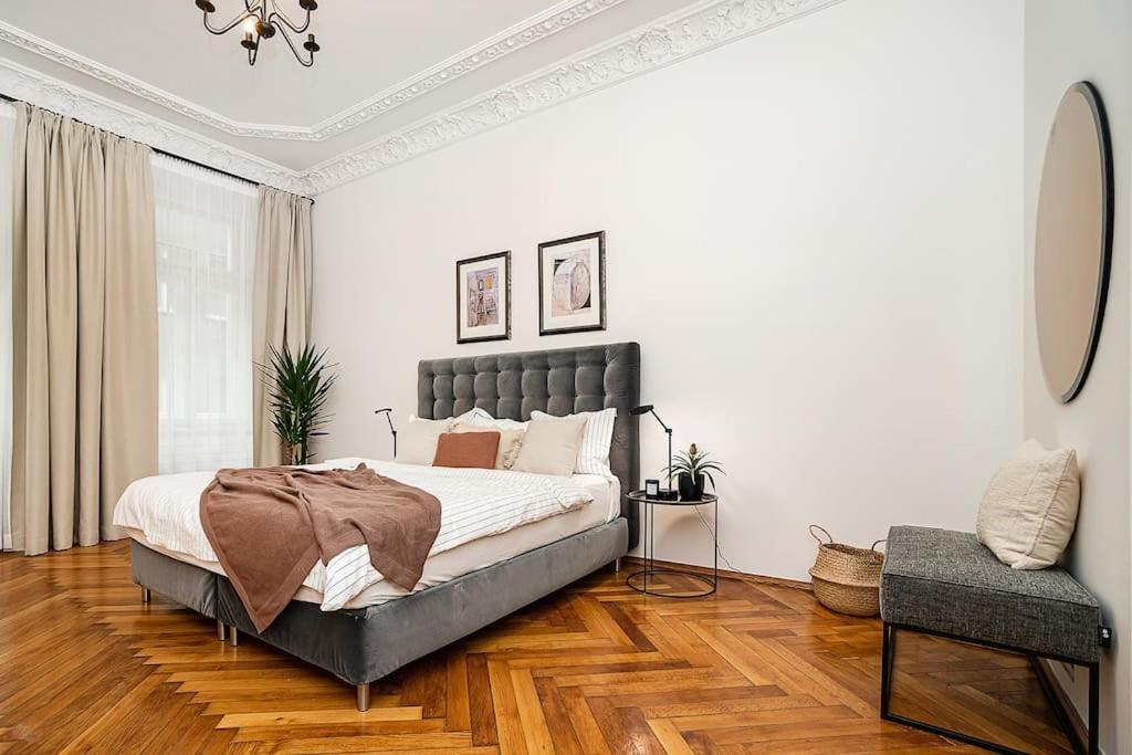 Luxurious two-bedroom in the Old Town