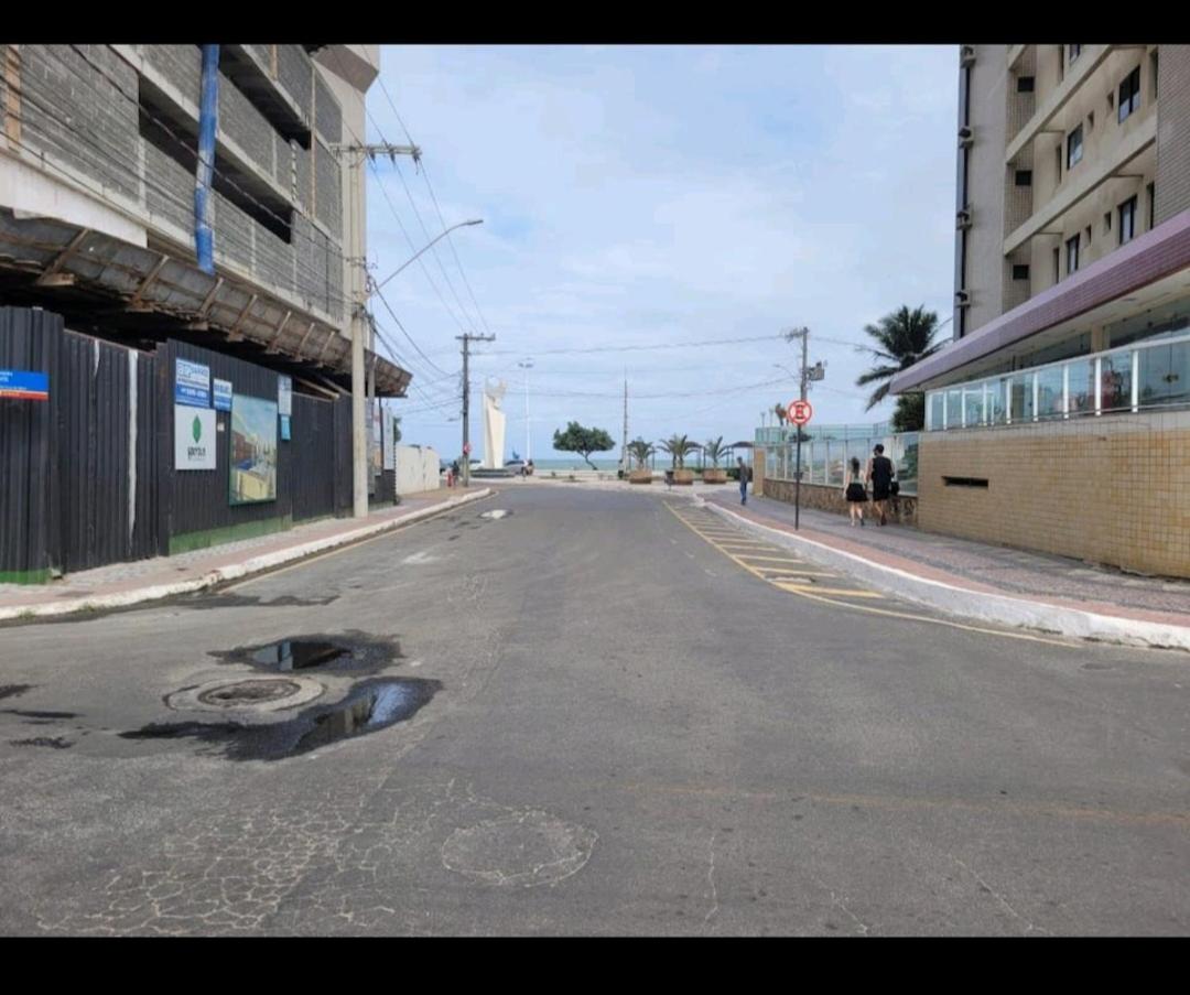 Apt na quadra da praia do Morro com área Lateral
