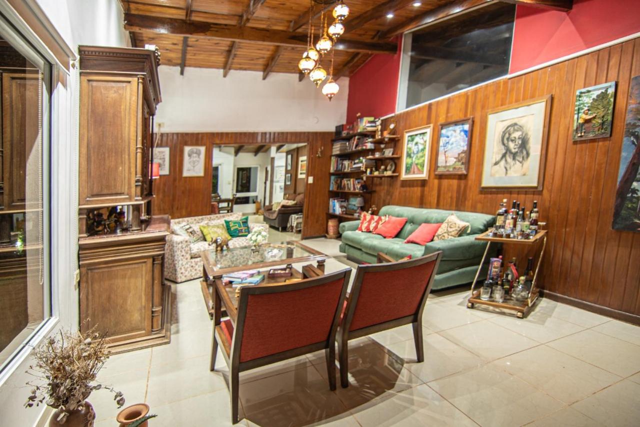 chalet con parque quincho y pileta