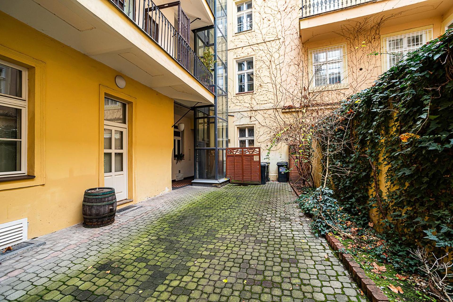 Luxurious two-bedroom in the Old Town