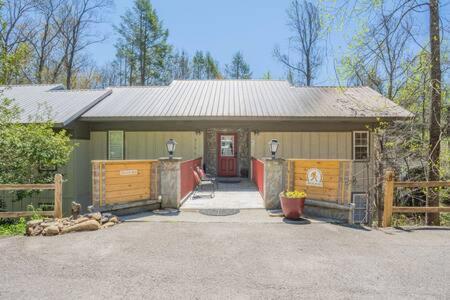LODGE G SASQUATCH LODGES Sleeps 13 view 3