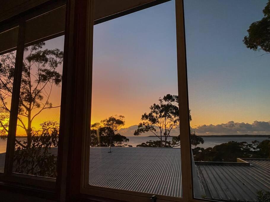 Expansive Bay Views, Light & Airy House, Wood Fire