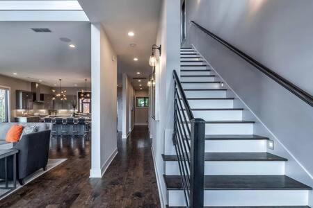 Skyline View Mansion, Hot Tub, Close To Downtown, Less than 10 Mins to 5 Points and Broadway, 3 Spacious Suites, Workspace, Garage Spaces and Ample Parking view 4