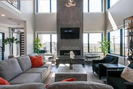 Skyline View Mansion, Hot Tub, Close To Downtown, Less than 10 Mins to 5 Points and Broadway, 3 Spacious Suites, Workspace, Garage Spaces and Ample Parking view 5