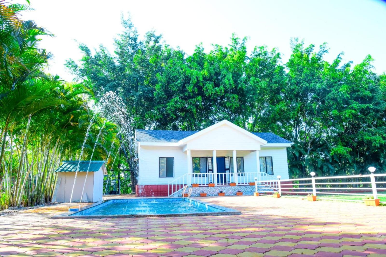 The White House With Swimming Pool view 2