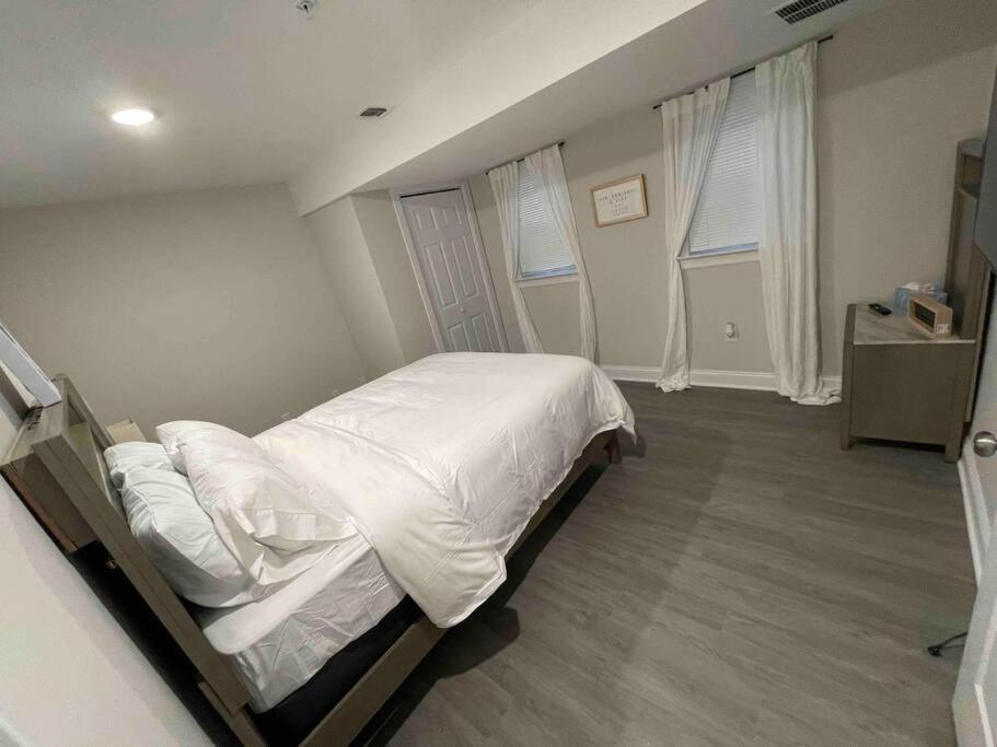 Luxury 2BEDROOM NEAR EWRNEWARK AIRPORT view 4