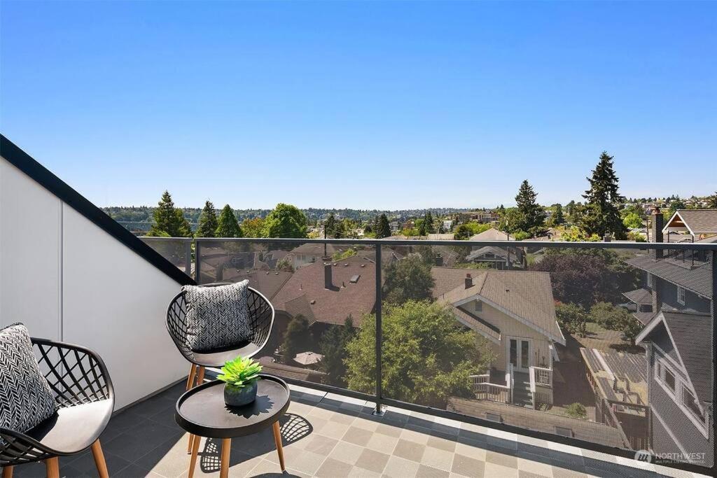Seattle Charm, near university,3 BR,W&D, fast wifi view 3