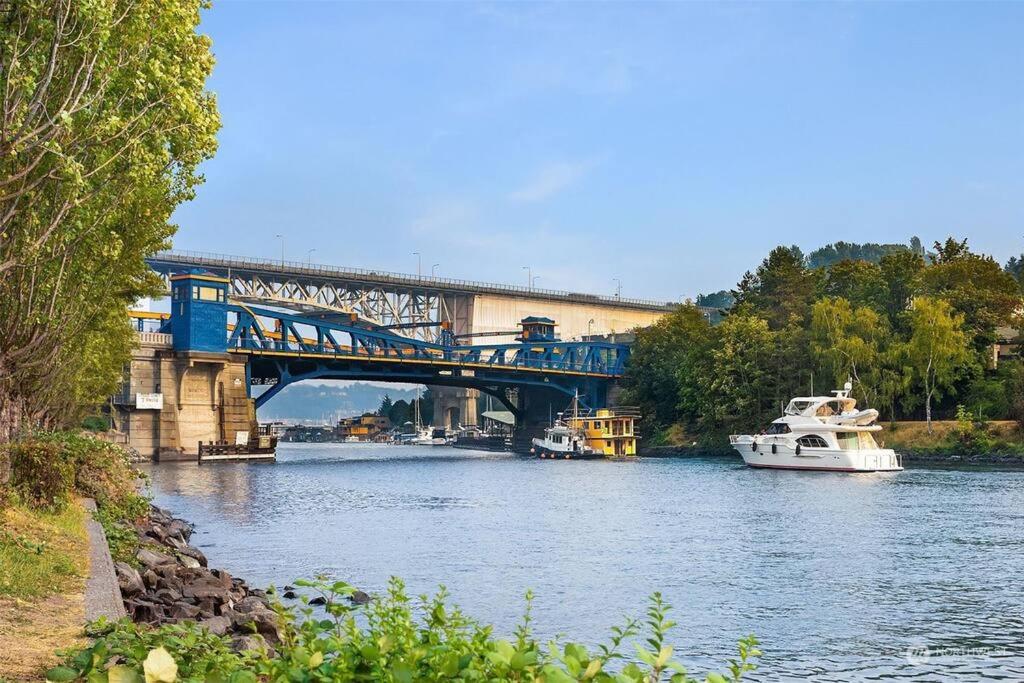 Seattle Charm, near university,3 BR,W&D, fast wifi view 4