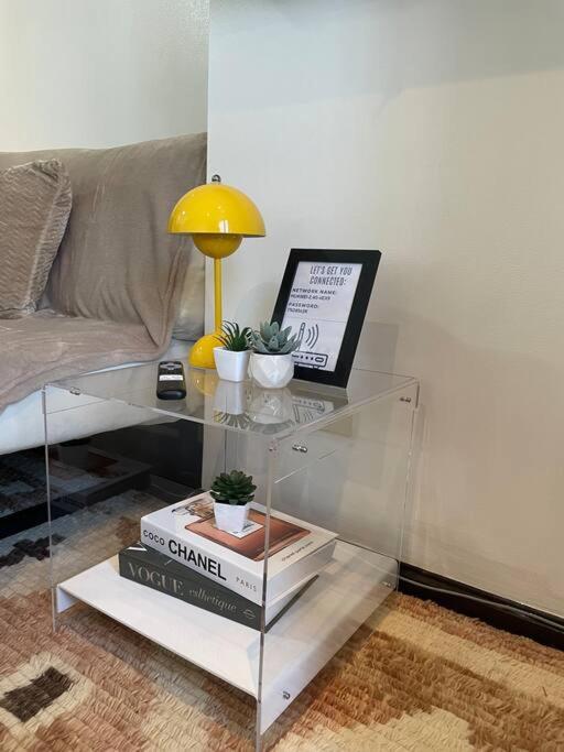 Studio at Makati center with fast net, Netflix and 40in TV view 5