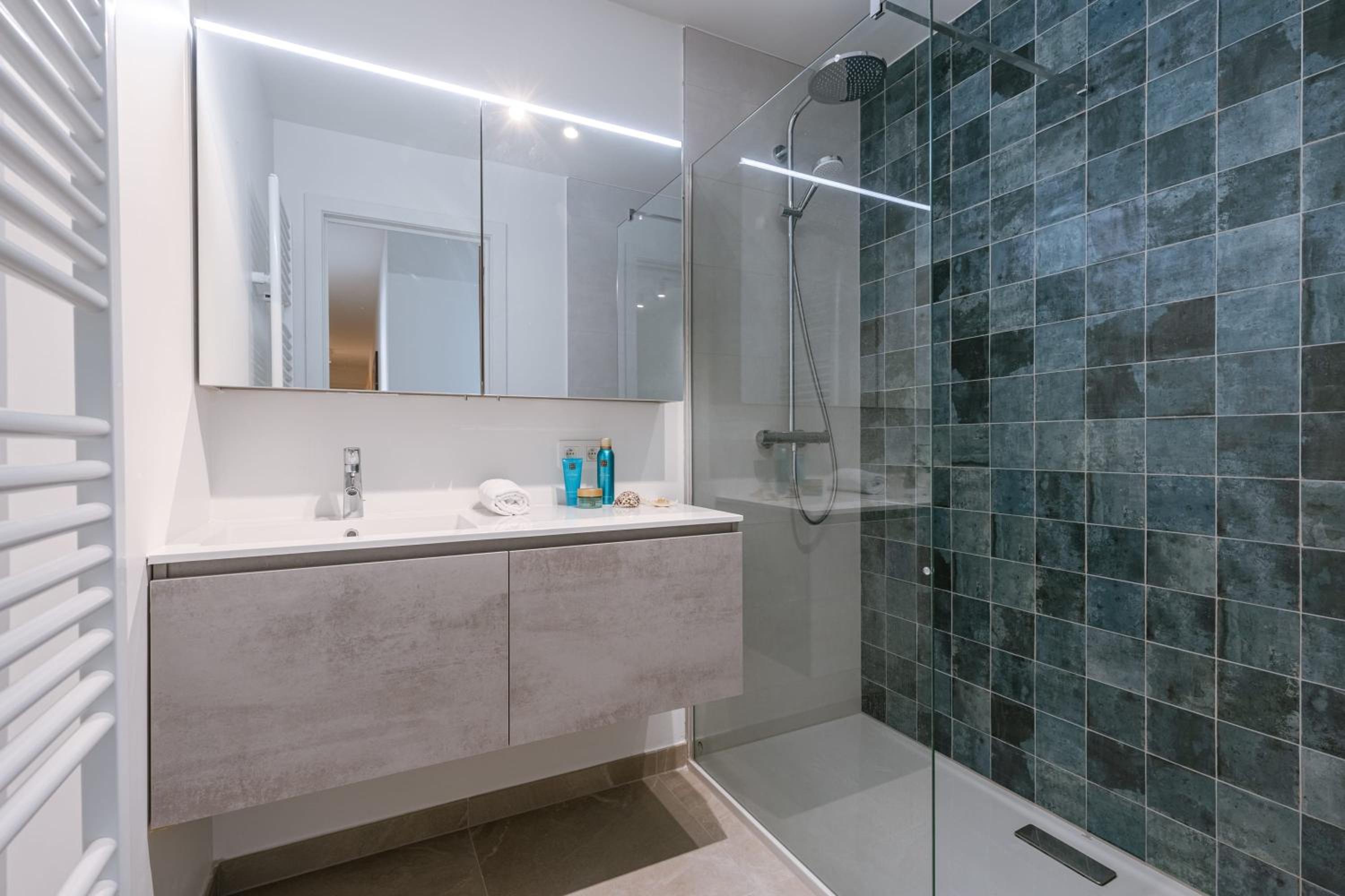 Huswell - Nice apartment with pool, parking & private spa