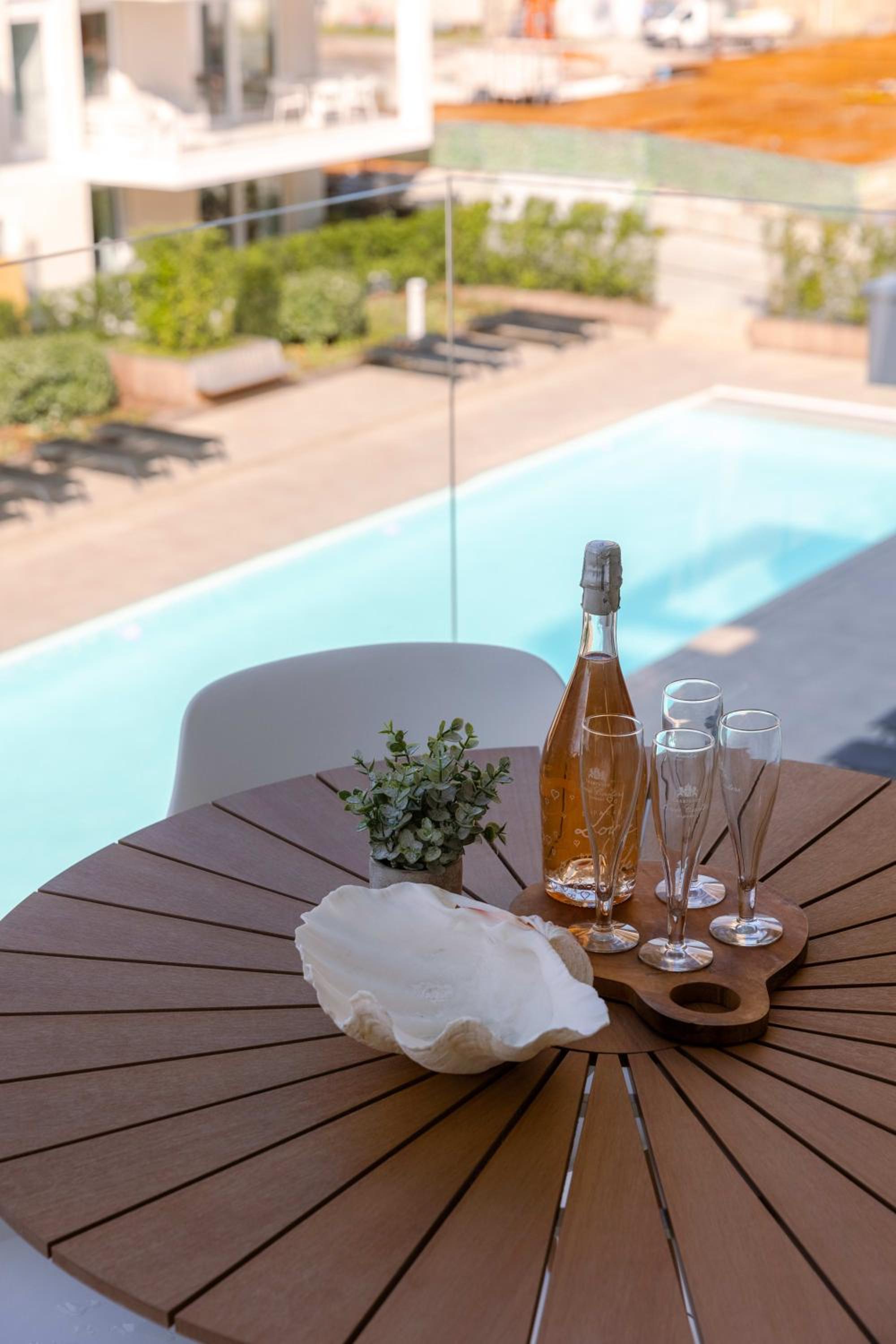 Huswell - Nice apartment with pool, parking & private spa