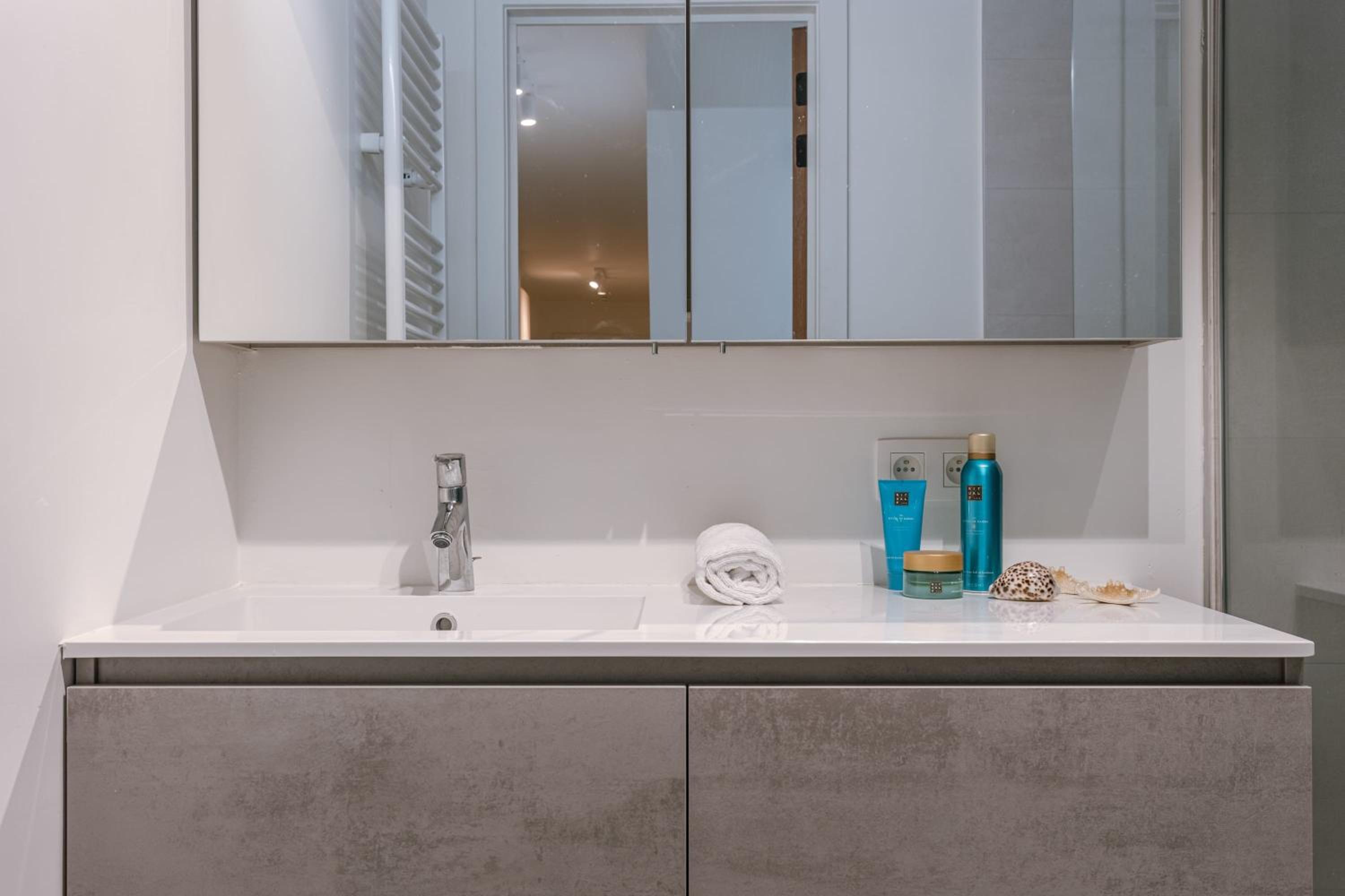 Huswell - Nice apartment with pool, parking & private spa
