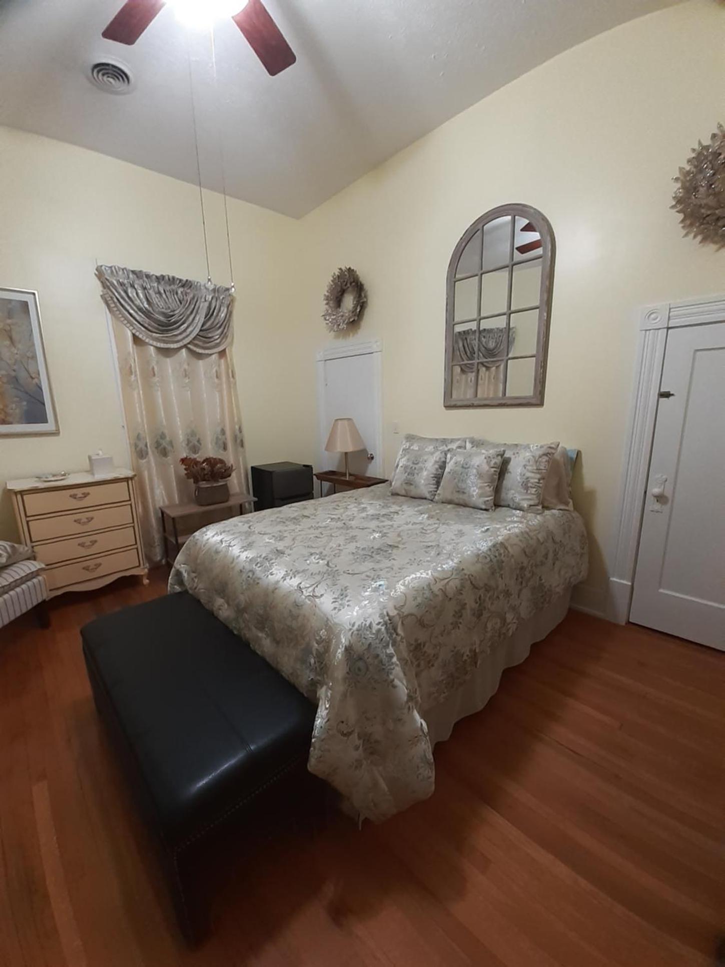Cozy Turret Room at Nottingham Place in Wise with Plush Queen Bed, Private Detached Full Bath view 2