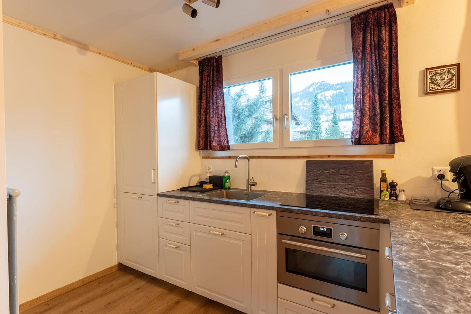 BaseCamp - Renovated apartment with sunny balcony by Heiti Gstaad