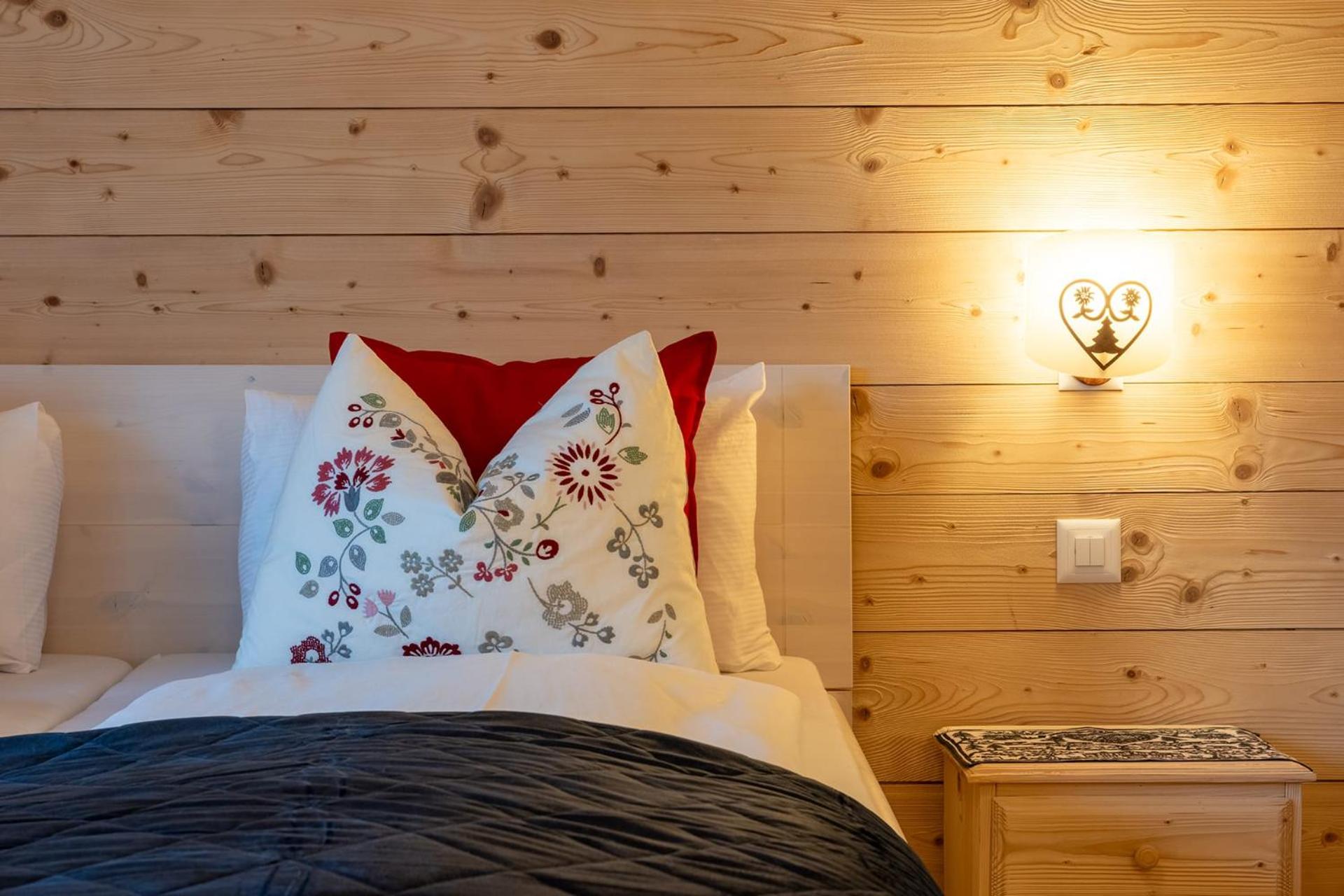 BaseCamp - Renovated apartment with sunny balcony by Heiti Gstaad