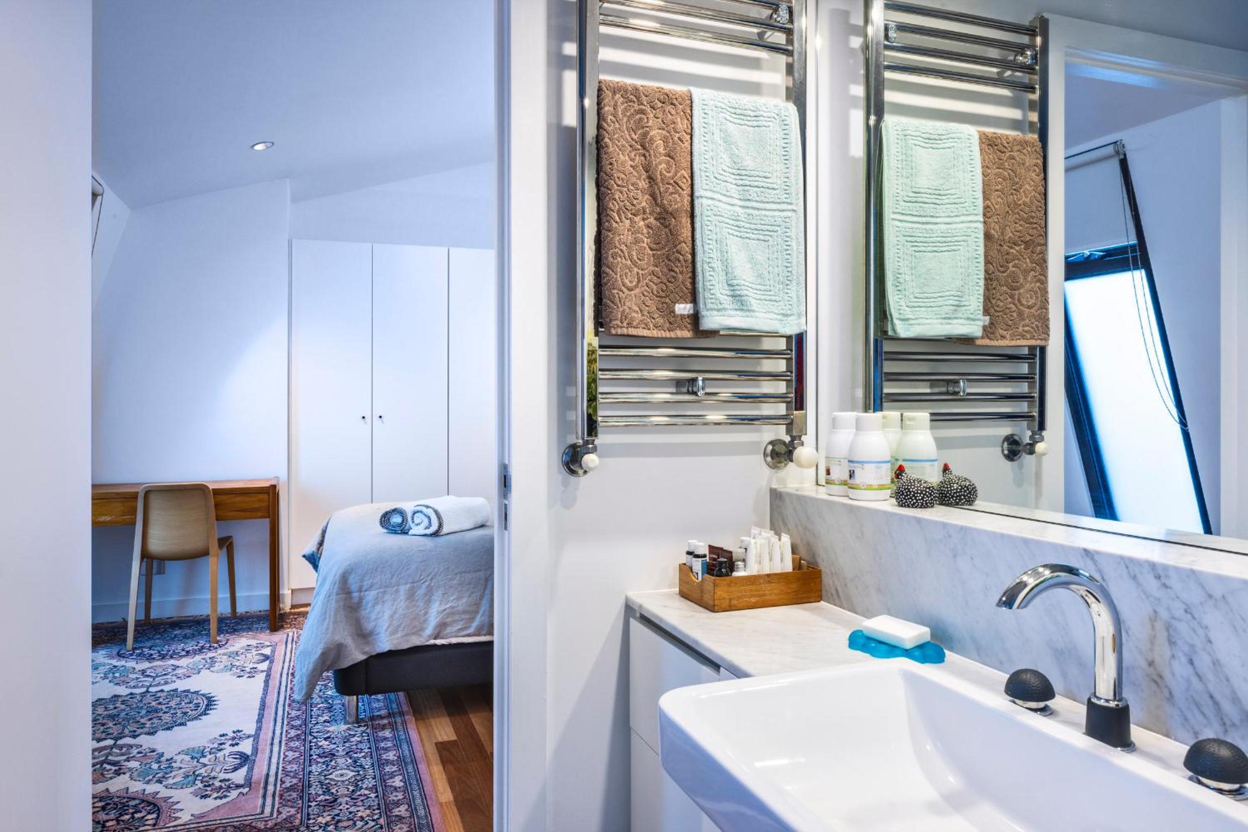 Modern St Kilda Apartment