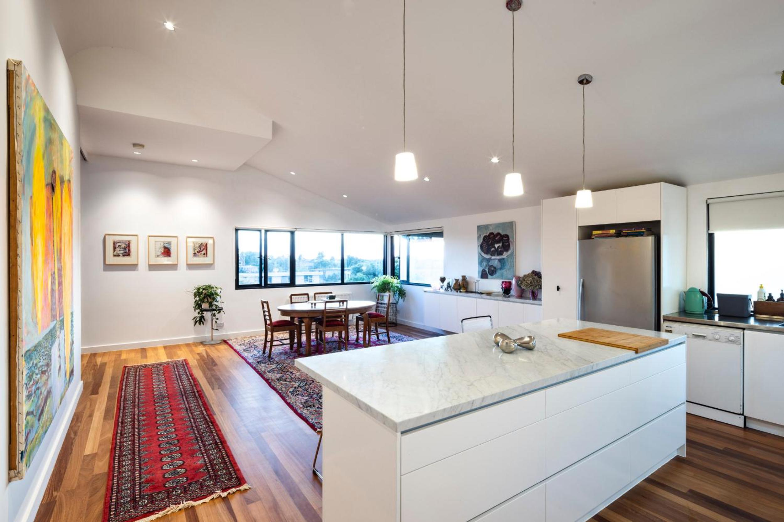 Modern St Kilda Apartment