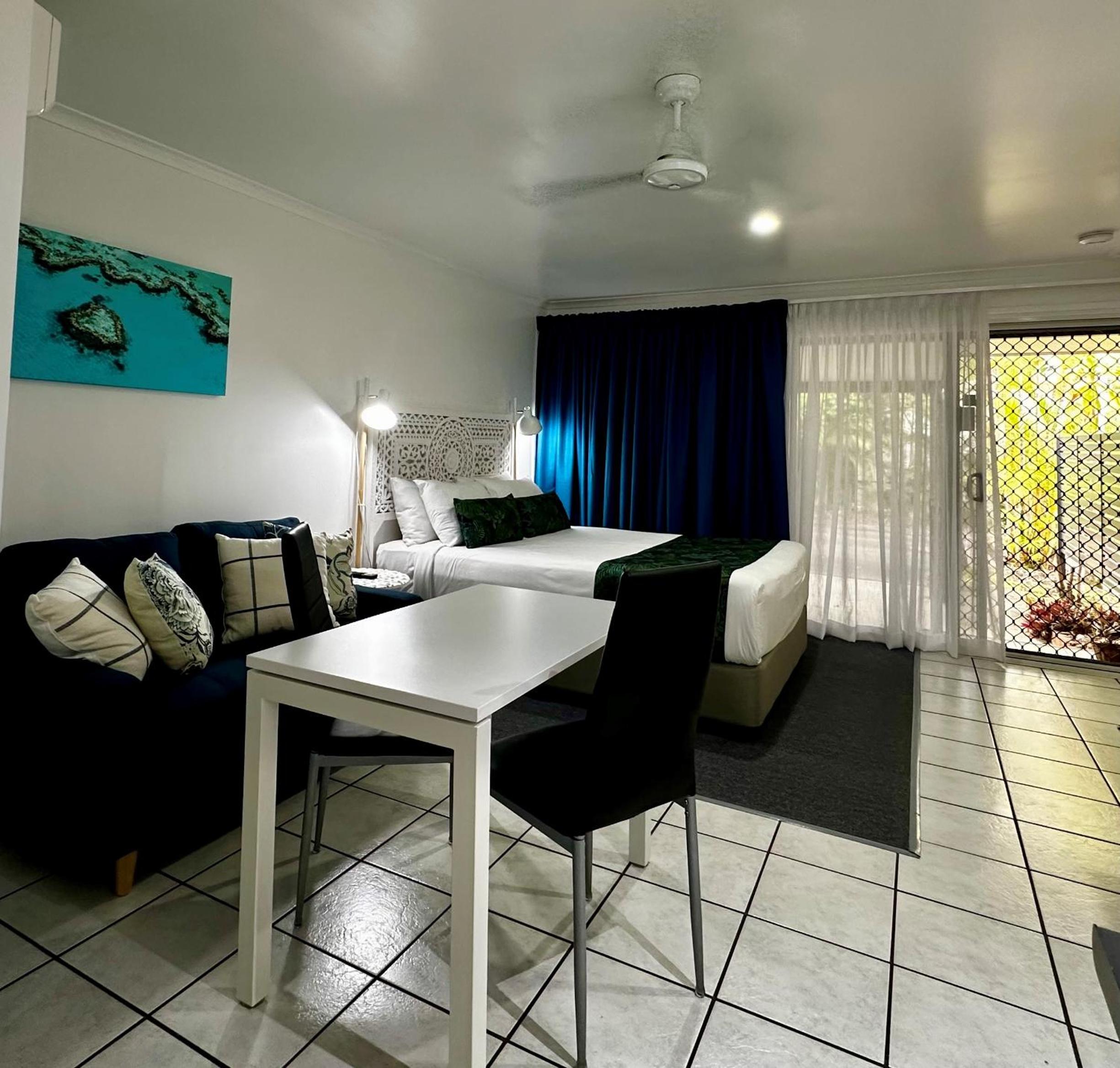 ABSOLUTE BEACH FRONT MACKAY - Blue Pacific