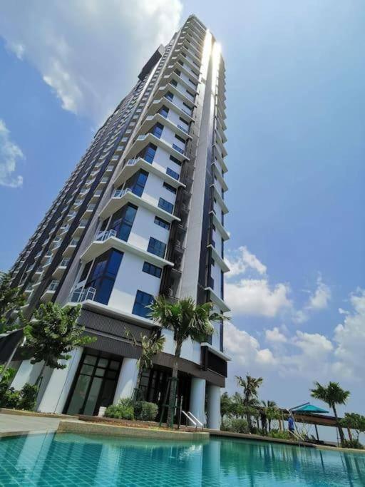 Almas Suites Netflix Wifi Puteri Harbour By STAY