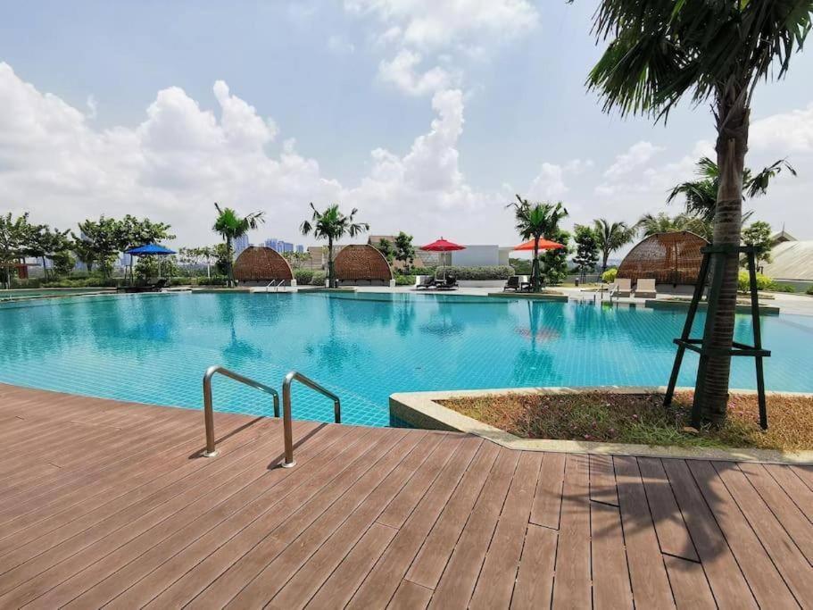 Almas Suites Netflix Wifi Puteri Harbour By STAY