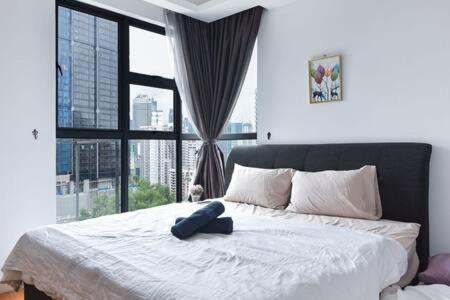 A Lux & Modern High Floor 3BR Apt at Bukit Bintang
