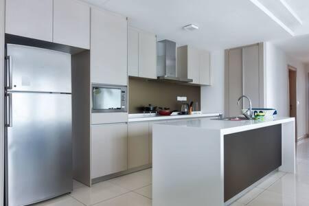 A Lux & Modern High Floor 3BR Apt at Bukit Bintang