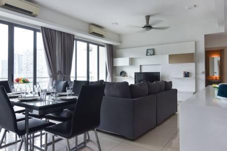 A Lux & Modern High Floor 3BR Apt at Bukit Bintang
