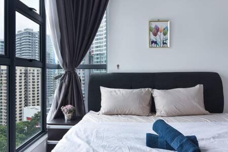 A Lux & Modern High Floor 3BR Apt at Bukit Bintang