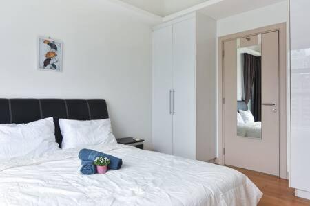 A Lux & Modern High Floor 3BR Apt at Bukit Bintang