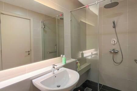 A Lux & Modern High Floor 3BR Apt at Bukit Bintang