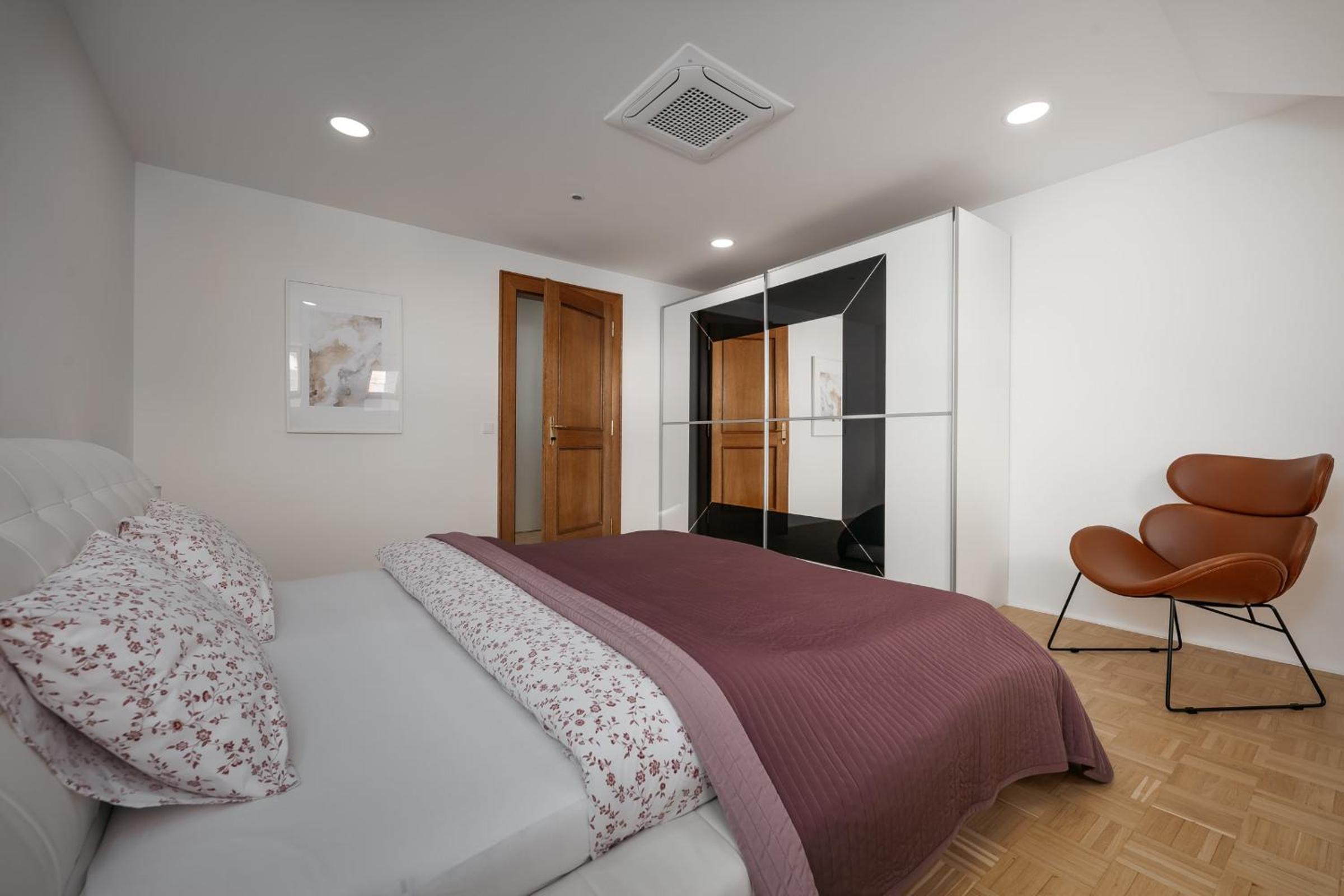 DOT 3BR Apt with Stunning Views, Parking & AC by EasyBNB Premium