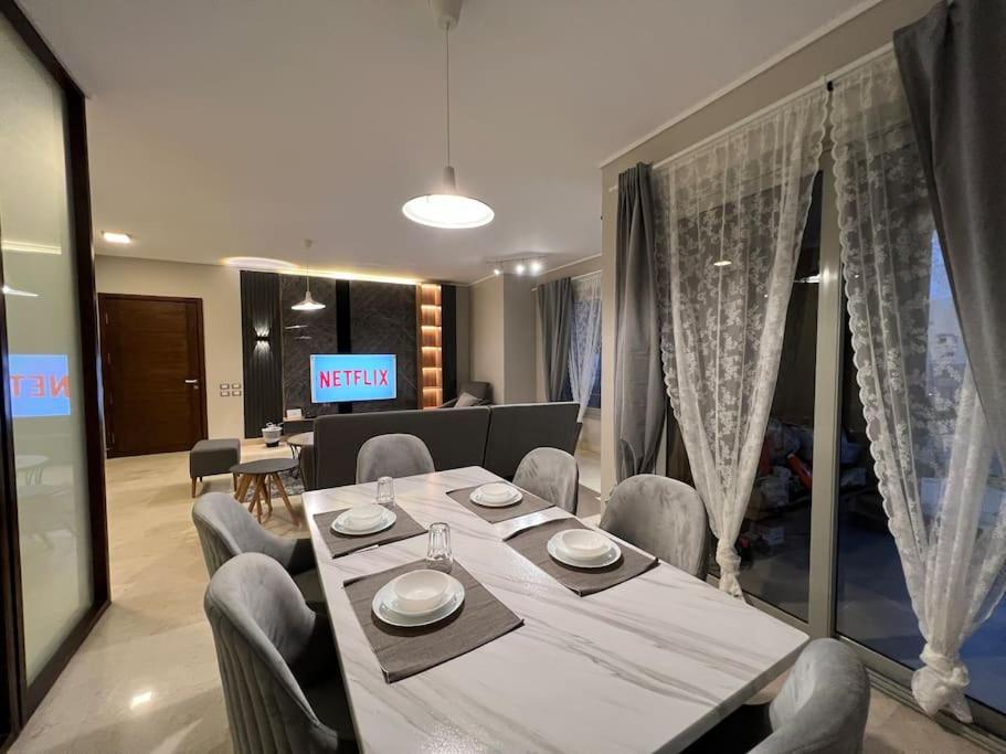 Modern 3BR Hotel Apartment